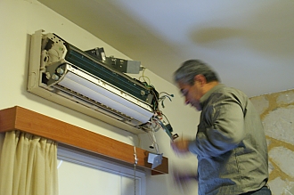 PICT2175 small ANDREAS fixing AC.jpg - 61785 Bytes